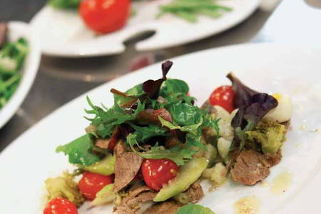 Осенний салат из говядины с отварными овощами, листьями салата и перепелиными яйцами: шаг 1
