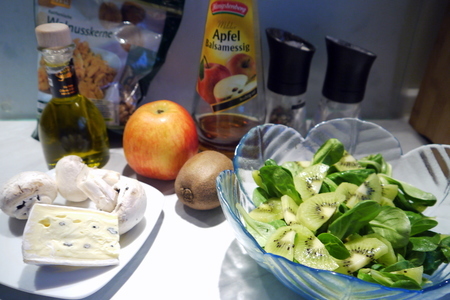 Зеленый корн-салат с шампиньонами и сыром с голубой плесенью: шаг 1