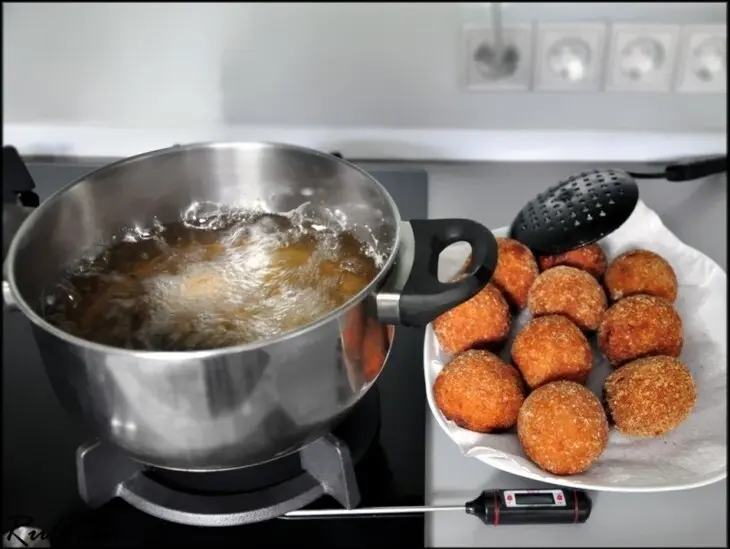Котлеты из белой и красный рыбы с соусом.: шаг 6