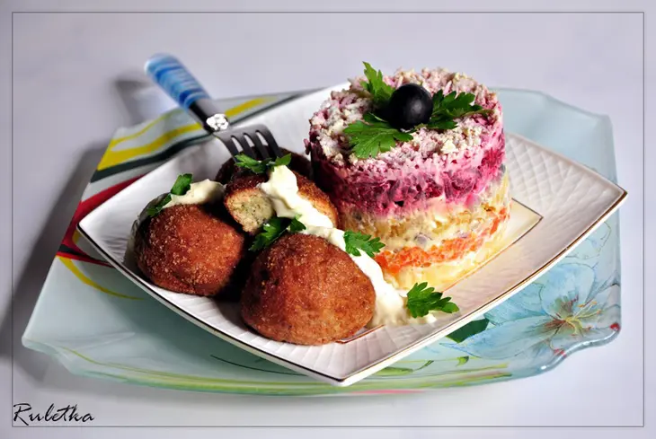 Котлеты из белой и красный рыбы с соусом.: шаг 13