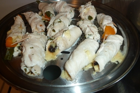 Асорти из  куриных рулетиков, приготовленные на пару со сливочно-лимонным соусом(еще один вариант): шаг 13