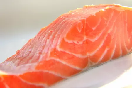 Теплый салат с картофелем, спаржей, форелью и горчично-винной заправкой: шаг 2