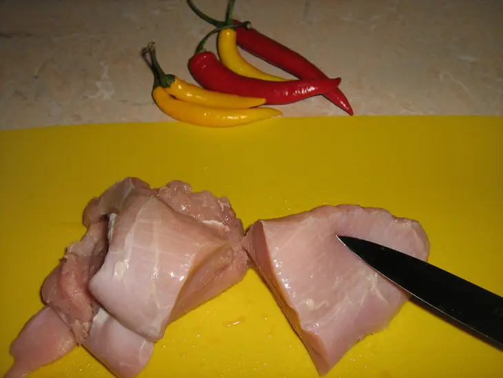 Теплый салат из курицы и помидоров: шаг 1