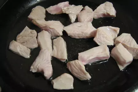 Теплый салат из курицы и помидоров: шаг 2