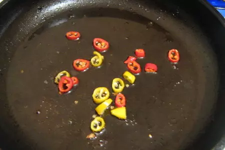 Теплый салат из курицы и помидоров: шаг 4