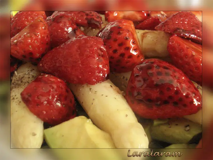 Салат со спаржей, клубникой и авокадо: шаг 10