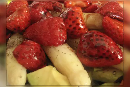 Салат со спаржей, клубникой и авокадо: шаг 15