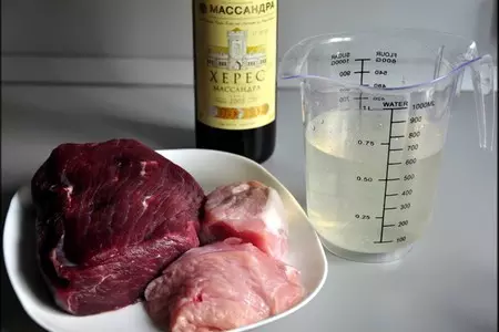 Рулеты из говядины с каперсами и соусом: шаг 1