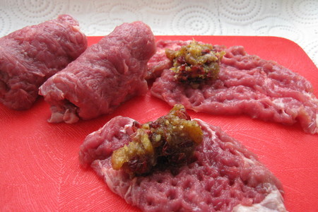 Рулетики мясные с начинкой "лявянги" запечённые в сливочно-томатной заливке..: шаг 3