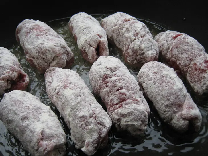 Рулетики мясные с начинкой "лявянги" запечённые в сливочно-томатной заливке..: шаг 4