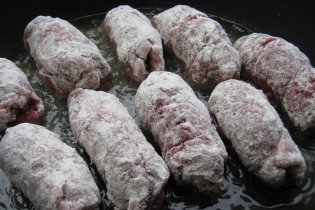 Рулетики мясные с начинкой "лявянги" запечённые в сливочно-томатной заливке..: шаг 4