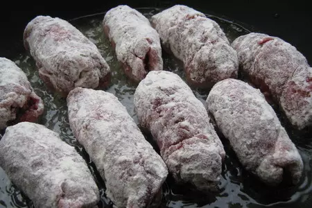 Рулетики мясные с начинкой "лявянги" запечённые в сливочно-томатной заливке..: шаг 4