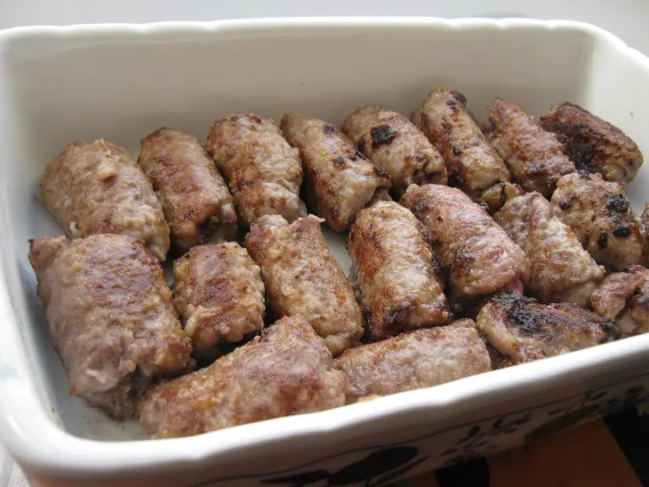 Рулетики мясные с начинкой "лявянги" запечённые в сливочно-томатной заливке..: шаг 5