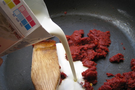 Рулетики мясные с начинкой "лявянги" запечённые в сливочно-томатной заливке..: шаг 6
