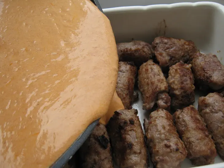 Рулетики мясные с начинкой "лявянги" запечённые в сливочно-томатной заливке..: шаг 7