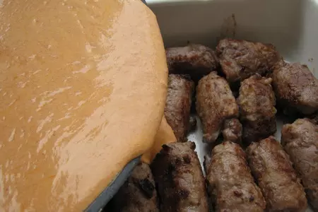 Рулетики мясные с начинкой "лявянги" запечённые в сливочно-томатной заливке..: шаг 7