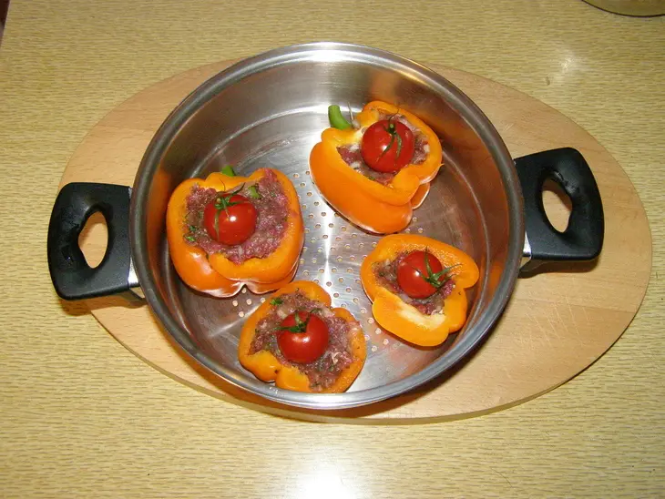 Перец, фаршированный рубленным мясом, приготовленный на пару: шаг 9