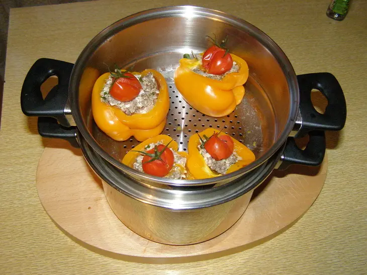 Перец, фаршированный рубленным мясом, приготовленный на пару: шаг 10