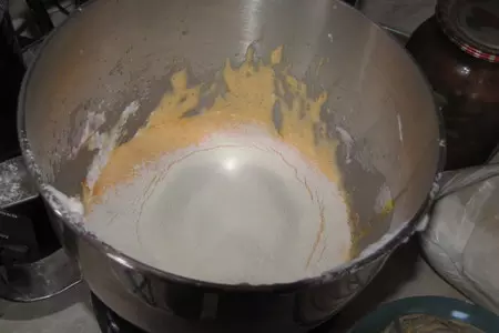 Высокий пышный бисквит из киселя и клубничный торт: шаг 2
