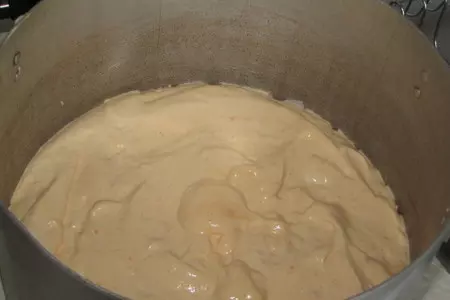 Высокий пышный бисквит из киселя и клубничный торт: шаг 3