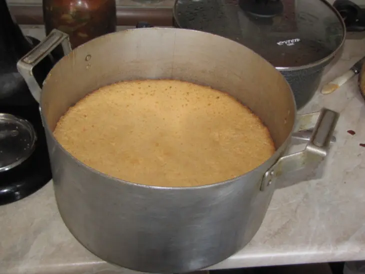 Высокий пышный бисквит из киселя и клубничный торт: шаг 5
