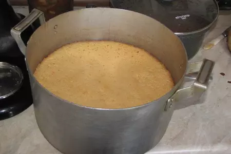 Высокий пышный бисквит из киселя и клубничный торт: шаг 5