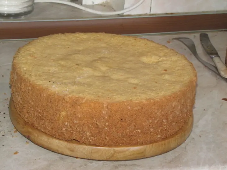 Высокий пышный бисквит из киселя и клубничный торт: шаг 6