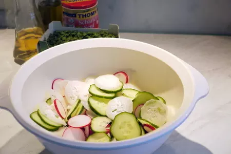 Баварский салат с редиской, редькой и яично-горчичной запрaвкой: шаг 2