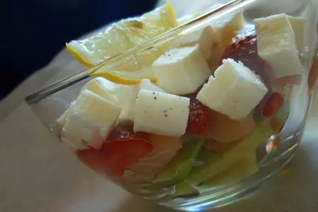 Салат  для тебя с семгой, клубникой, авокадо: шаг 2