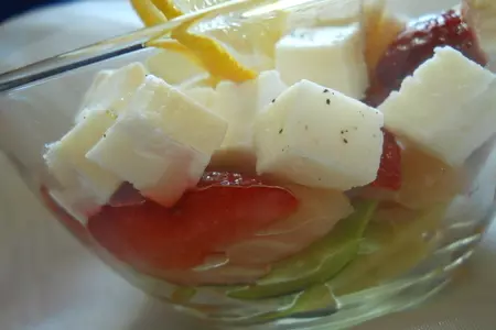 Салат  для тебя с семгой, клубникой, авокадо: шаг 3