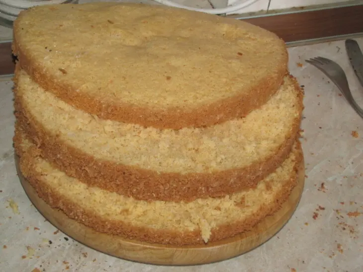 Высокий пышный бисквит из киселя и клубничный торт: шаг 8