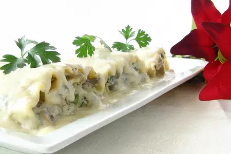 Рулеты из листов лазаньи с шпинатом и грибами: шаг 3