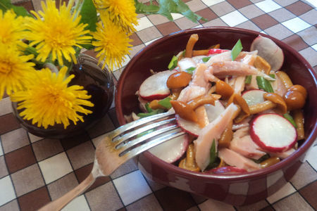 Салат из копченой курицы с маринованными опятами: шаг 1