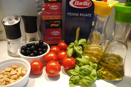 Паста пенне с оливками, чоризо и базиликом: шаг 1