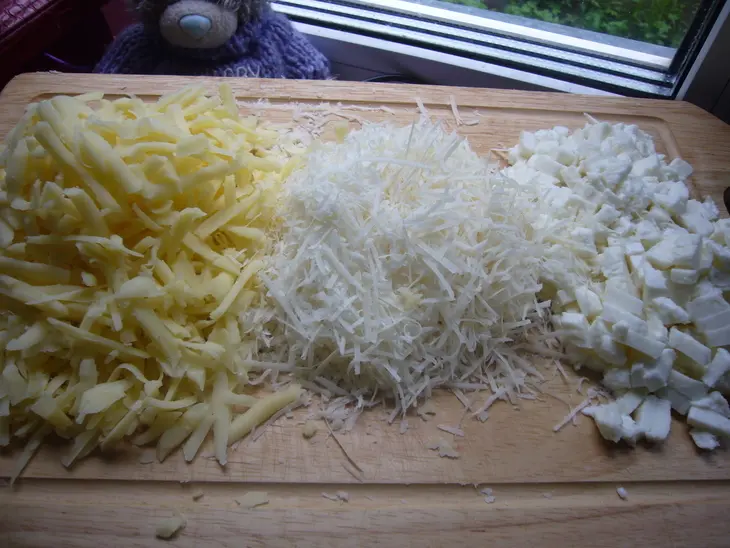 Сыыырная страта из чёрного и бородинского хлеба.: шаг 2