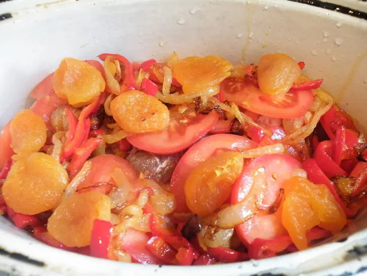 Баранина тушенная с овощами и курагой: шаг 6