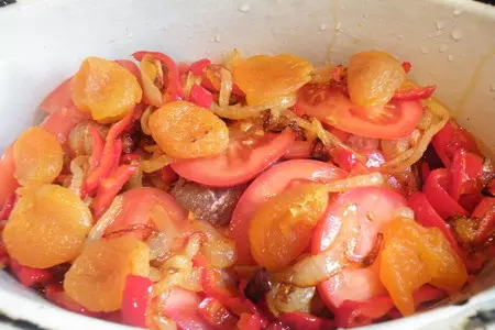 Баранина тушенная с овощами и курагой: шаг 6