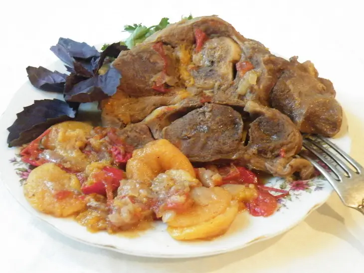 Баранина тушенная с овощами и курагой: шаг 7