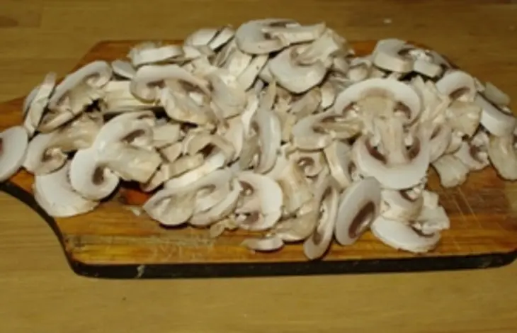 Мясо с грибами в зеленом соусе: шаг 2