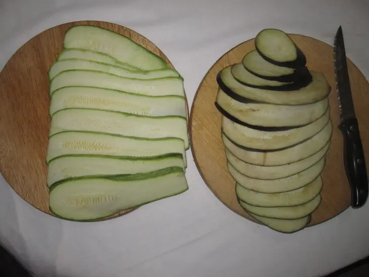 Овощной рулет с мясом индейки в йогуртово-чесночном соусе: шаг 3