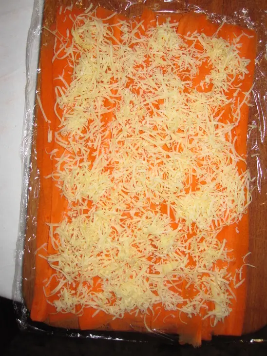 Овощной рулет с мясом индейки в йогуртово-чесночном соусе: шаг 7