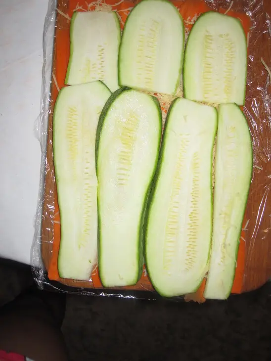 Овощной рулет с мясом индейки в йогуртово-чесночном соусе: шаг 8