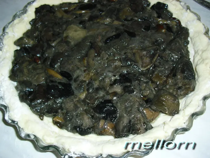 Пирог с грибами и сыром: шаг 5