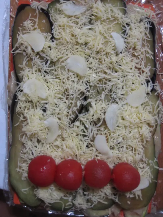 Овощной рулет с мясом индейки в йогуртово-чесночном соусе: шаг 10