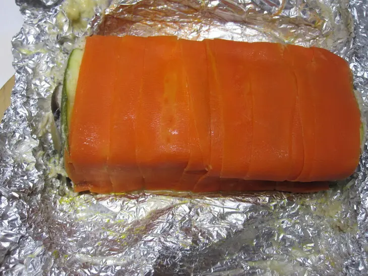 Овощной рулет с мясом индейки в йогуртово-чесночном соусе: шаг 15