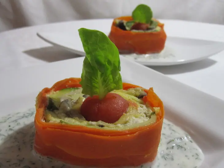 Овощной рулет с мясом индейки в йогуртово-чесночном соусе: шаг 16