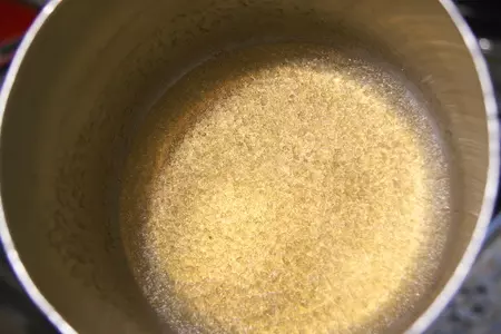 Торт с белыми цветами (двухярусный): шаг 1