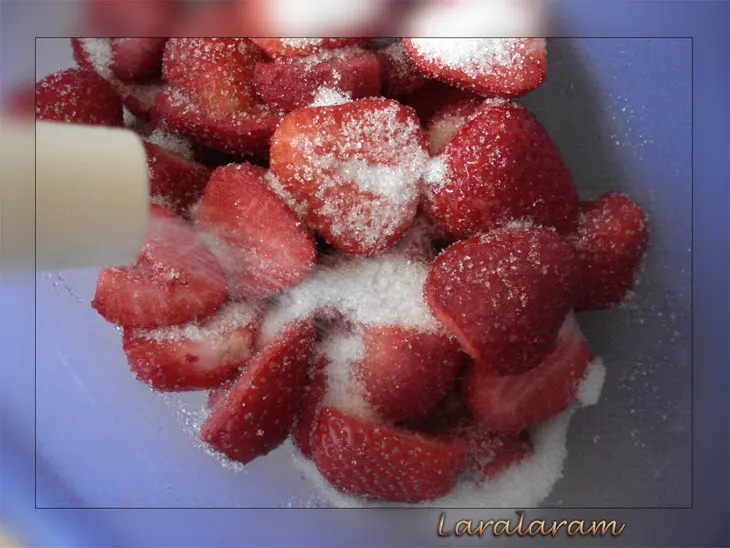 Завтрак для взрослых с клубникой, ликёром, перцем, сливками и "земляничные поляны": шаг 3