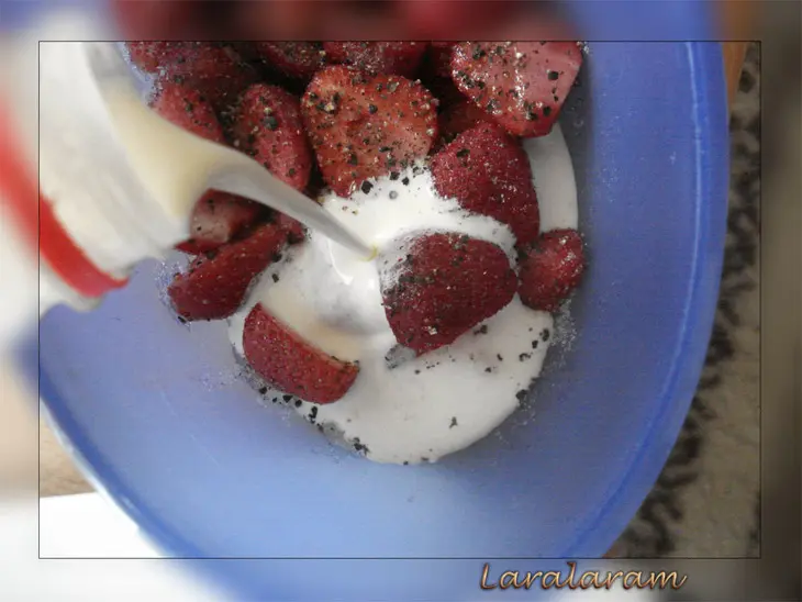 Завтрак для взрослых с клубникой, ликёром, перцем, сливками и "земляничные поляны": шаг 8