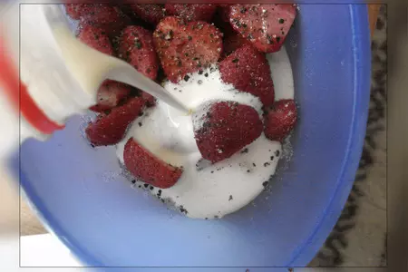 Завтрак для взрослых с клубникой, ликёром, перцем, сливками и "земляничные поляны": шаг 8